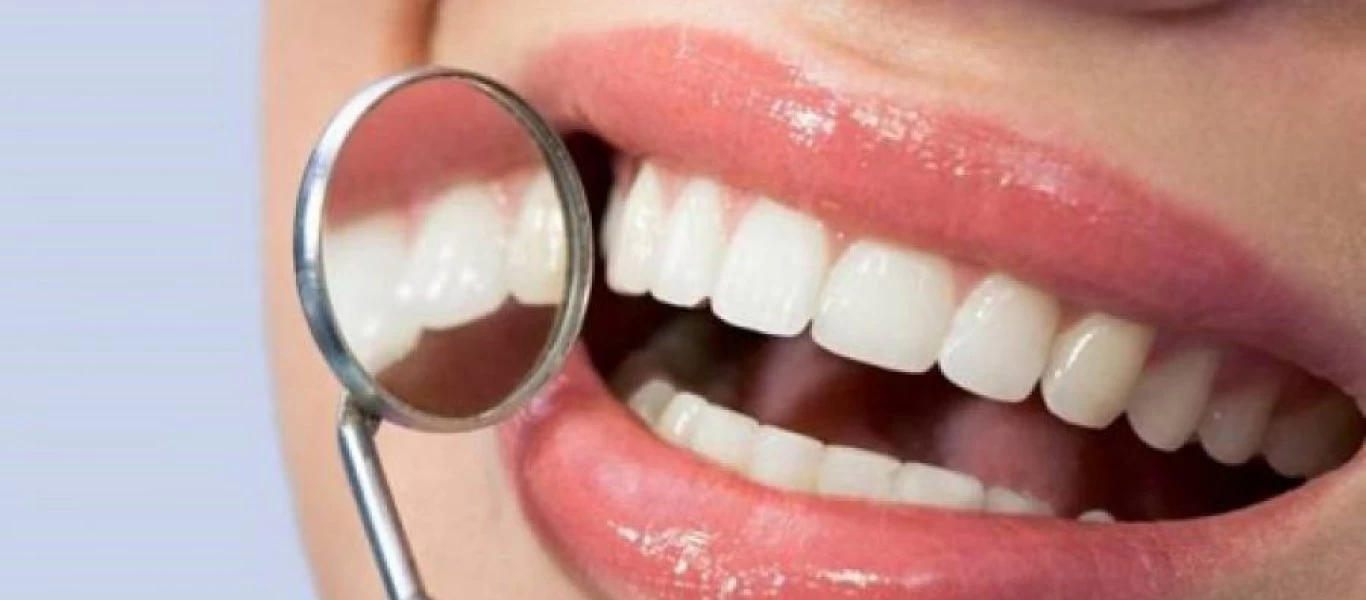 Δείτε τι μπορείτε να κάνετε για να αντιμετωπίσετε την υποχώρηση των ούλων (βίντεο)